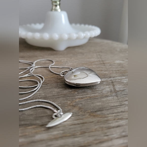 Vintage Silver Tone Heart Shaped Pendant Necklace - Picture 3 of 8